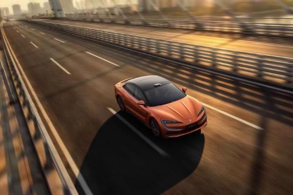 告别“选择题”：一款旗舰轿车背后的体系化创新逻辑