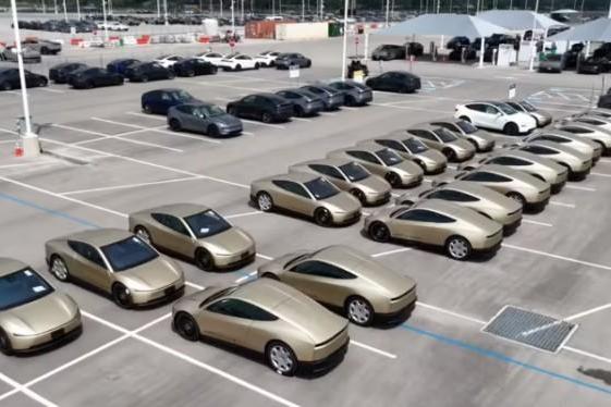 超50辆特斯拉Cybercab实车堆满德州工厂，这是要准备大干一场？