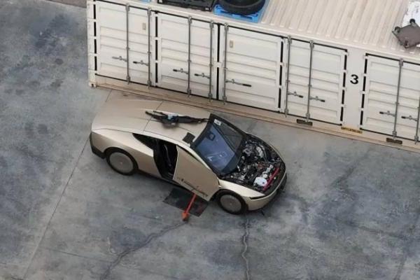 航拍揭秘特斯拉Cybercab机舱：引擎盖下没有储物箱，只有一罐“洗澡水”