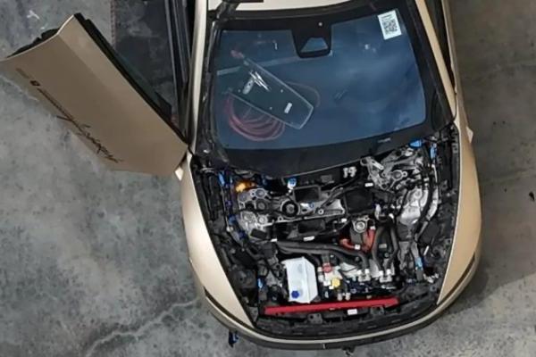 航拍揭秘特斯拉Cybercab机舱：引擎盖下没有储物箱，只有一罐“洗澡水”