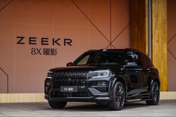 “新公路之王”极氪8X正式上市：限时售价32.98万元起，剑指BBA高性能旗舰