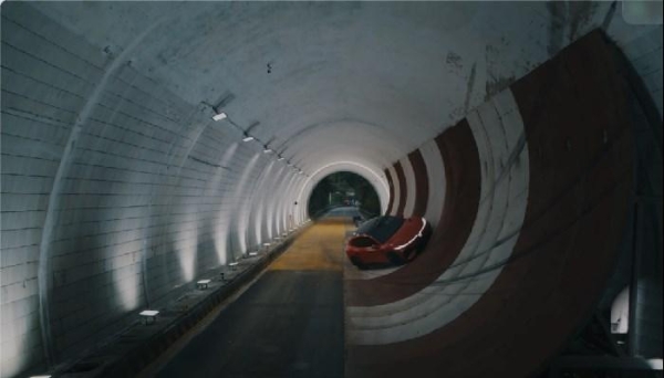 全球首次！岚图追光S成功挑战360°隧道大回环！