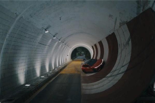全球首次！岚图追光S成功挑战360°隧道大回环！
