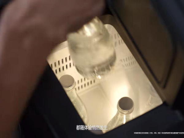 智界RX赤影白内饰曝光！将于成都车展前夕亮相并预售！