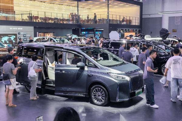 “速成车”，揭开了谁的焦虑？