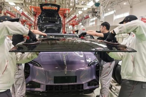 中国一汽完成首个钙钛矿光伏天幕样件制备