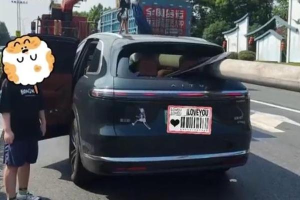 华为ADS也不是万能的，问界M7被悬空电线杆贯穿