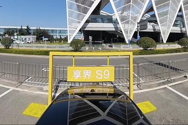 华为ADS也不是万能的，问界M7被悬空电线杆贯穿