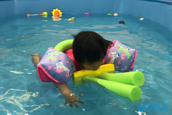 0-6岁婴幼儿的教育花费，最值得的是游泳课