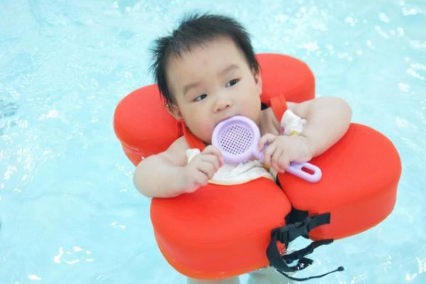 婴幼儿夏日舒适指南——游泳，锻炼身体且快乐