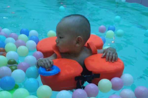 为什么宝宝喜欢待在游泳池了，这些因素不容忽视