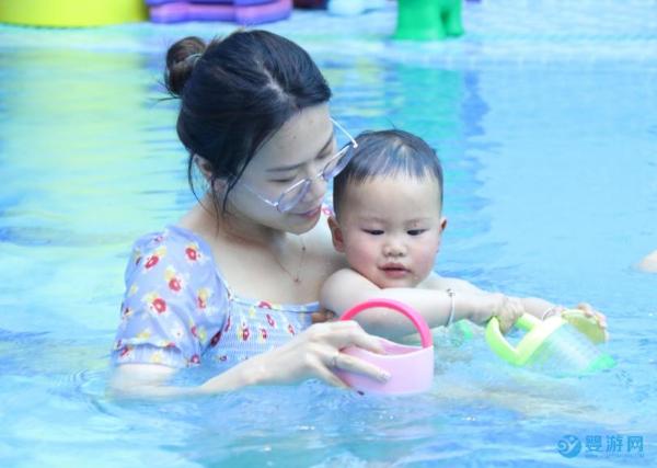 宝宝潜水+防溺水+亲子游泳+专业游泳技能课的一体化婴儿游泳馆