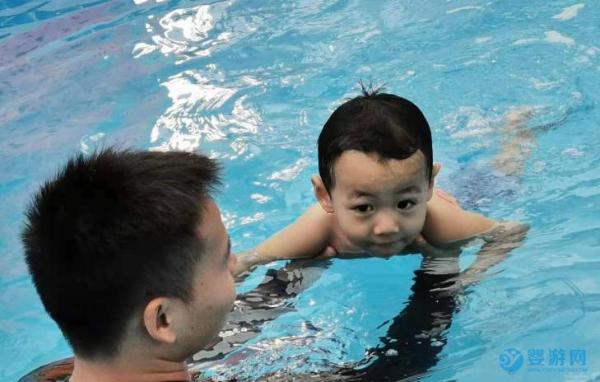 孩子游泳和不游泳的差别