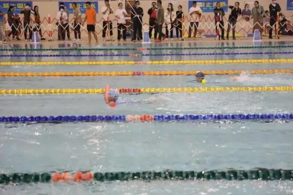 绍兴市体育局主办首届幼儿游泳表演大赛，小朋友们一展风采