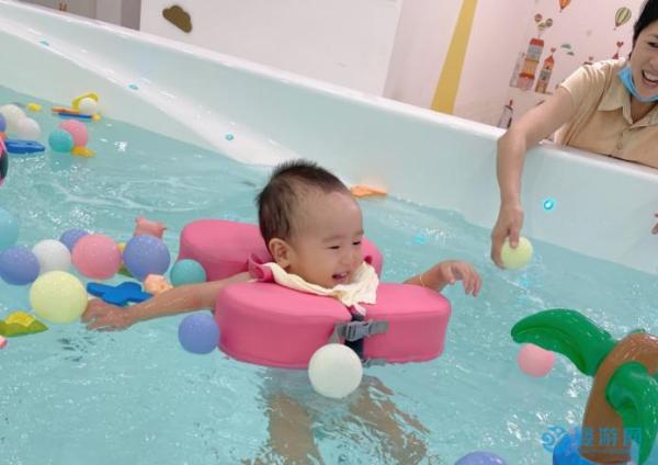 给宝宝最好的礼物是婴幼儿游泳