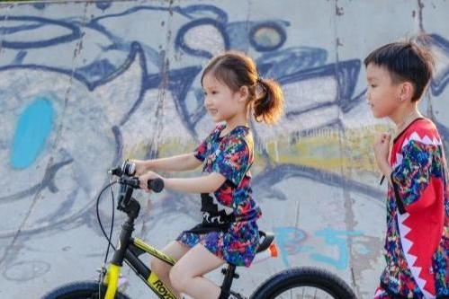 孩子的第一辆自行车，为何选择优贝EZ表演车？