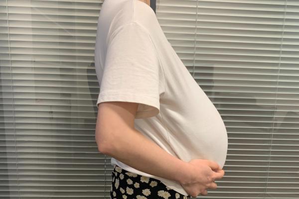 孕期肚子不显怀，是胎宝宝发育不良？医生辟谣：真正的原因有4点