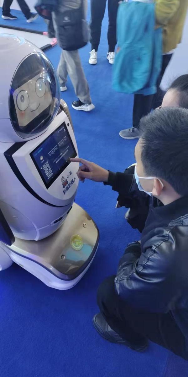 机器人“小科”亮相“十三五”科技展，背后“数字人”技术潜藏广泛社会应用价值