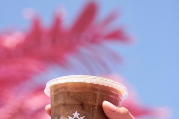 星巴克推出香水粉椰拿铁 主题店首度亮相上海武康路