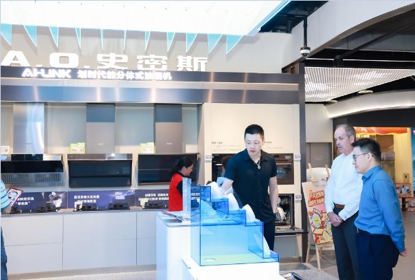 A.O.史密斯首席执行官率队探访京东线下门店