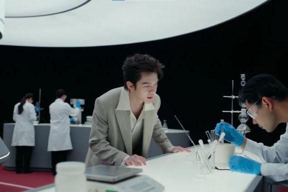 李佳琦直播间美妆稳健增长，国货强功效单品成双11亮点