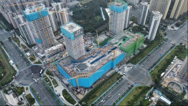 成都首座万象天地项目主体结构全面封顶