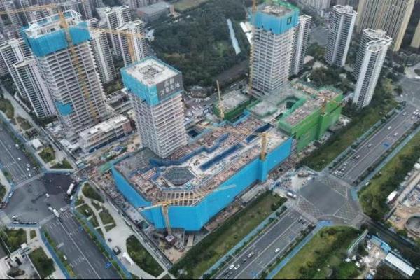 成都首座万象天地项目主体结构全面封顶
