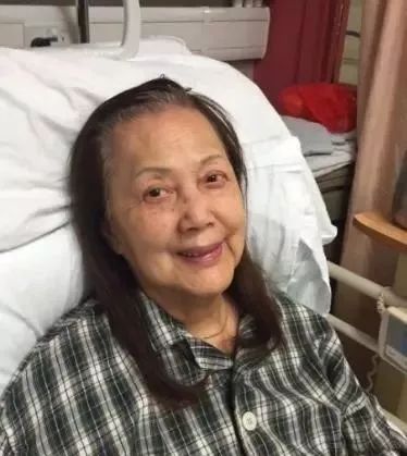 林家栋把夏萍当做是自己的亲生母亲,她的生活起居全是这位干儿子打理.