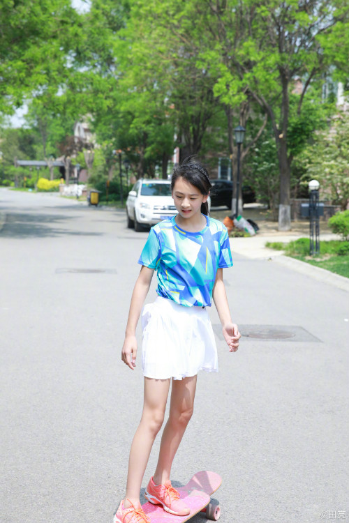 田亮带娃玩滑板 森碟肤白貌美大长腿抢眼