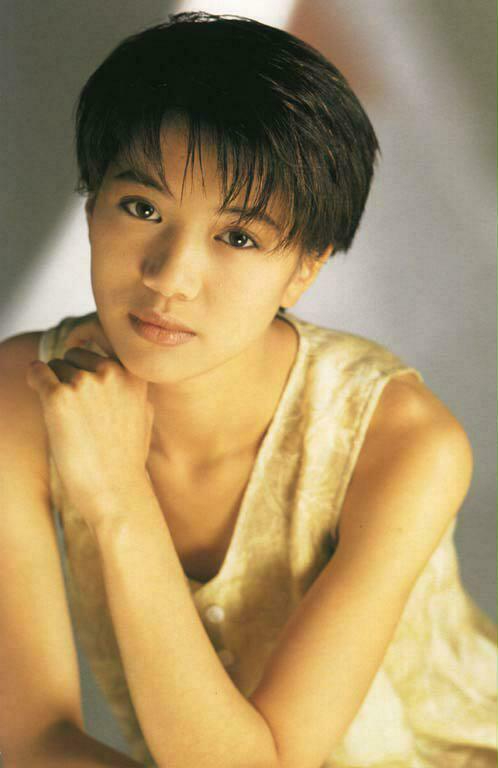 袁咏仪迎48岁生日旧照眼眸含水灵气逼人不愧靓靓