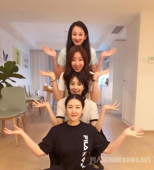 和姐们一起疯一起闹,亲密无间,还拍出了各种奇葩的拍照姿势,五人搞怪