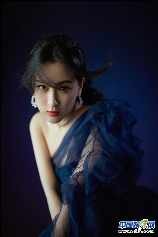 马苏透纱长裙亮相时尚盛典获年度时尚闪耀演员奖项