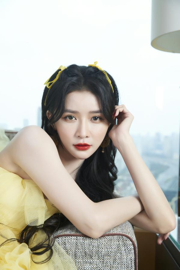 蔡卓宜现身cosmo盛典 淡黄的长裙凸显甜姐魅力