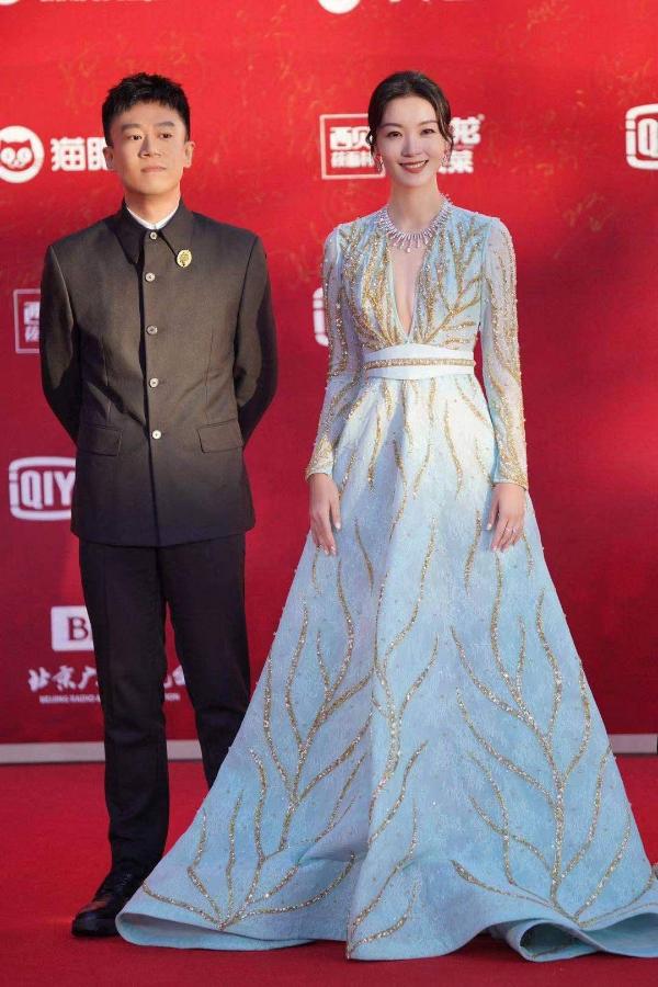 齐溪《如果有一天我将会离开你》入选北影节主竞赛单元 一袭蓝裙优雅亮相开幕式
