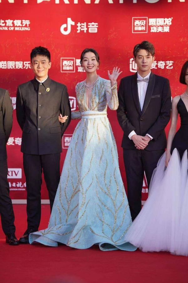 齐溪《如果有一天我将会离开你》入选北影节主竞赛单元 一袭蓝裙优雅亮相开幕式