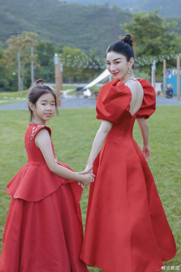 黄奕分享44岁庆生照 和女儿铛铛同穿红色长裙状态超好_久之资讯_久之网