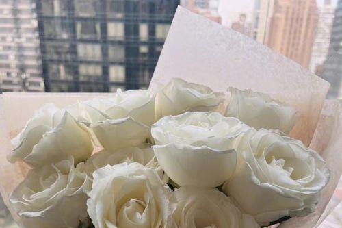 哈文悼念李咏去世3周年，晒白玫瑰表达哀思，女儿发文称好爱爸爸