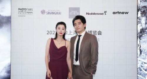 陈龙夫妇罕合体，章龄之身材纤细不像娃妈，两人曾恋爱15天就闪婚