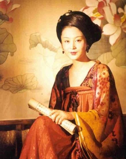 李少红晒名导合照，冯小刚蹲坐在边角，69岁陈凯歌在里头最帅气