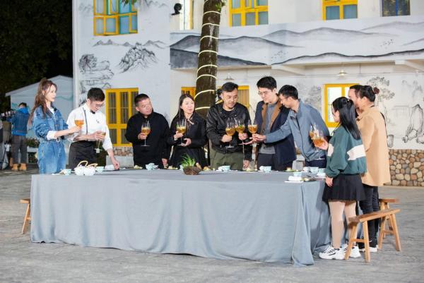 《云上的小店》筹建天文台 赵胤胤惊喜现身秀厨艺