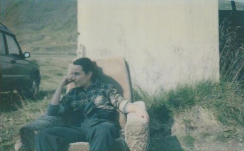 电影《羊·崽》女主角劳米·拉佩斯曝片场照 与绵羊亲密接触