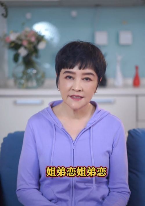 梁丹妮谈姐弟恋，与冯远征结婚28年非常甜蜜，庆生当众热吻秀恩爱