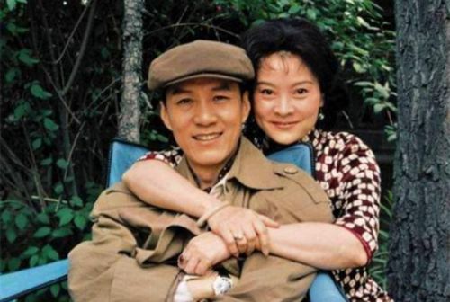 梁丹妮谈姐弟恋，与冯远征结婚28年非常甜蜜，庆生当众热吻秀恩爱
