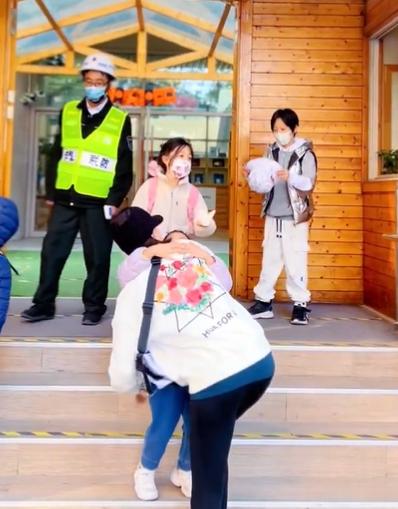 刘畊宏全家移居上海，3个孩子全到大陆读书，一年学费近50万
