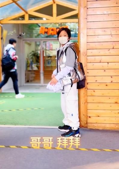 刘畊宏全家移居上海，3个孩子全到大陆读书，一年学费近50万