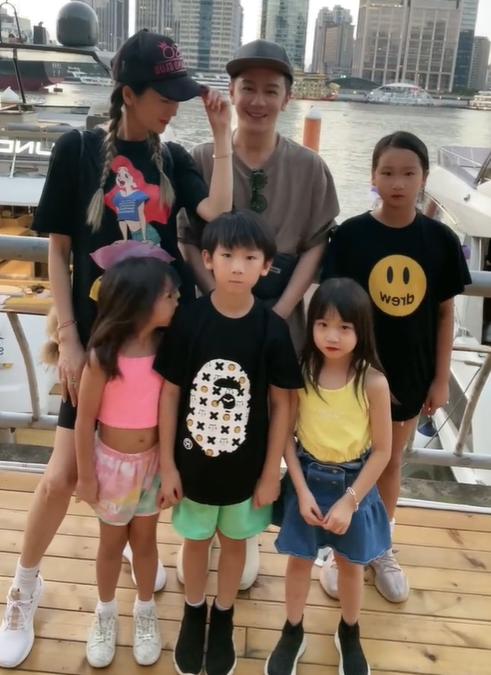蒋丽莎晒三女儿贝拉旧照，大眼肉脸超可爱，被指一家6口颜值担当