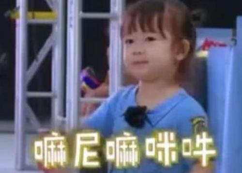 蒋丽莎晒三女儿贝拉旧照，大眼肉脸超可爱，被指一家6口颜值担当