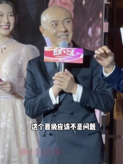 56岁张卫健参加选秀，亲自给导演送礼很谦卑！网友：有点心酸