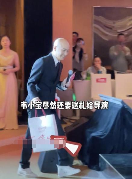 56岁张卫健参加选秀，亲自给导演送礼很谦卑！网友：有点心酸