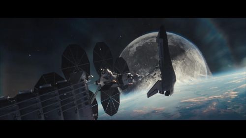 导演罗兰·艾默里奇执导的灾难新片《月球陨落》公布新预告